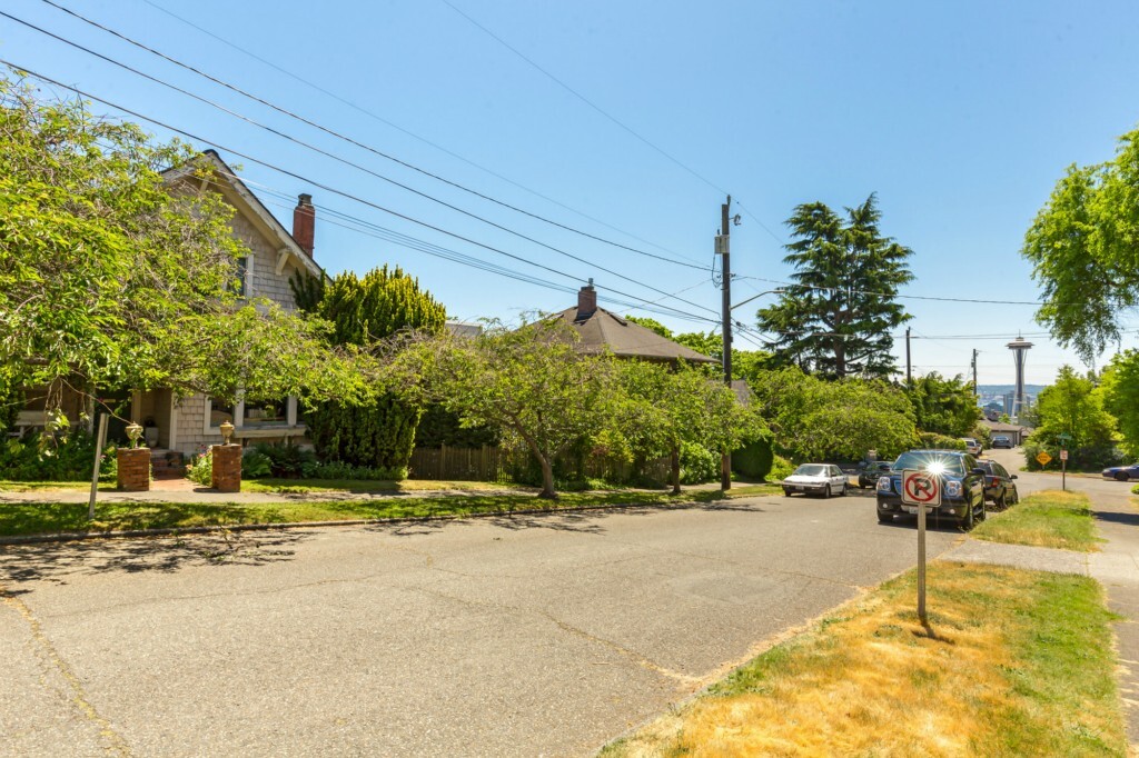 Property Photo: 1412 Nob Hill Ave N WA 98109