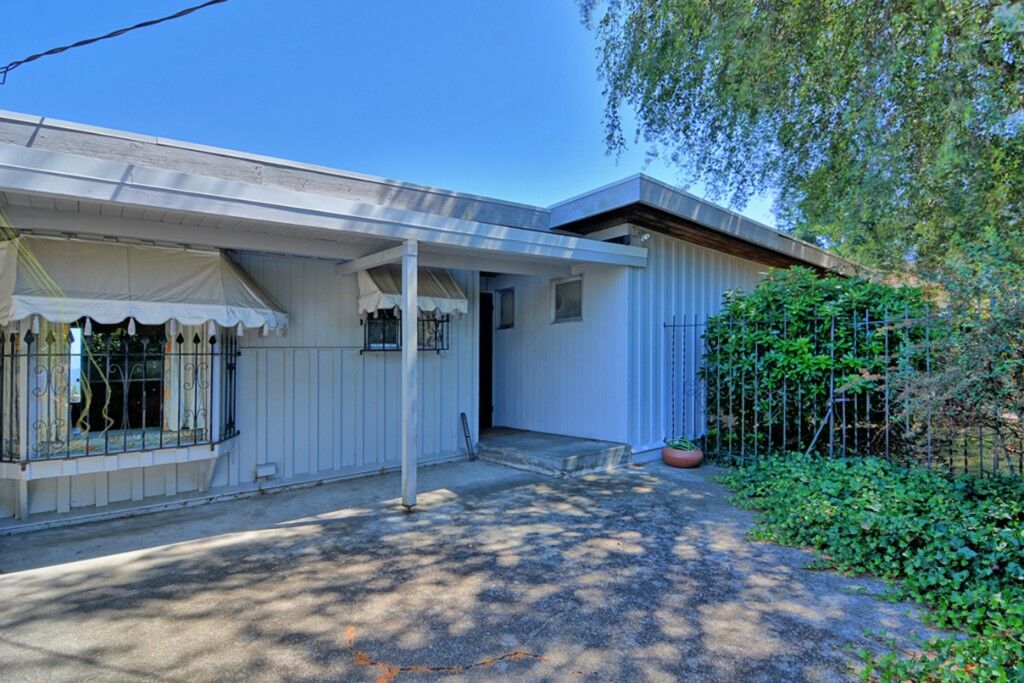 Property Photo: 3709 Federal Ave WA 98201