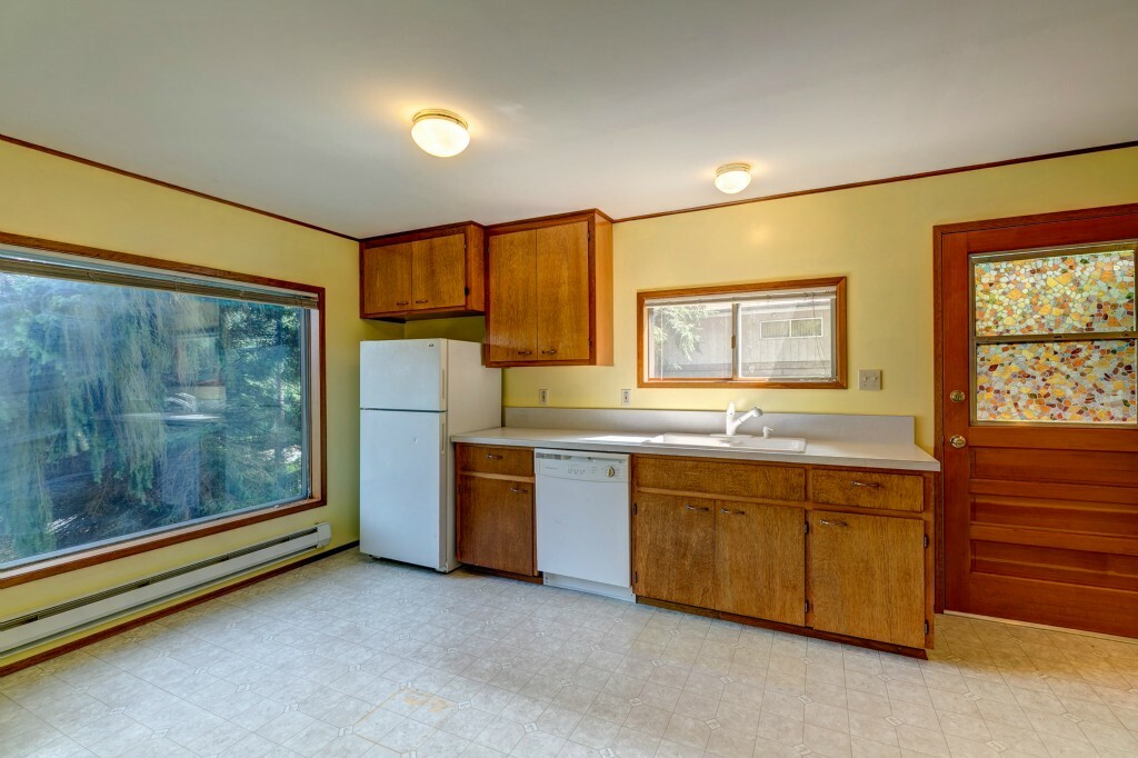 Property Photo:  109 N 205th St  WA 98133 