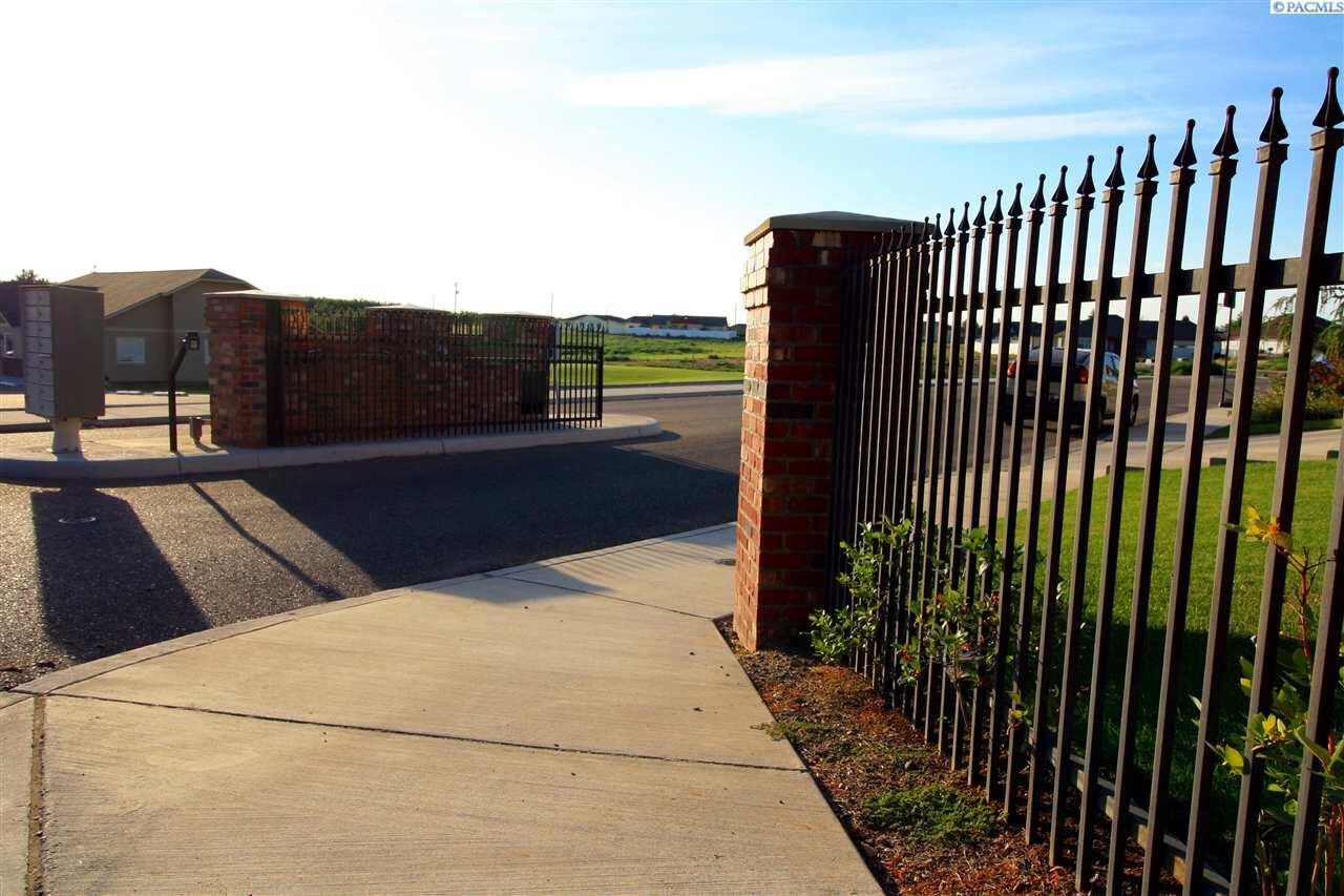 Property Photo: 405 Sherilyn Ct WA 98930