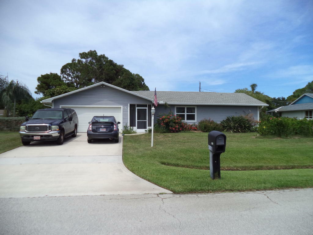 Property Photo:  617 NE Horizon Lane  FL 34983 