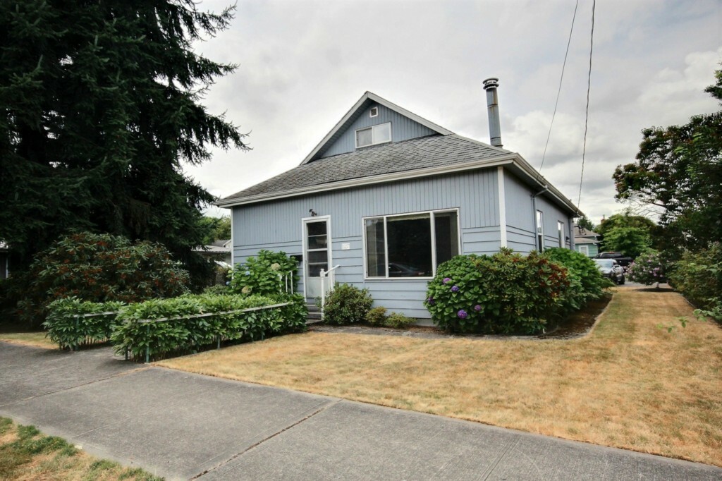 Property Photo:  127 Pelly Ave N  WA 98057 