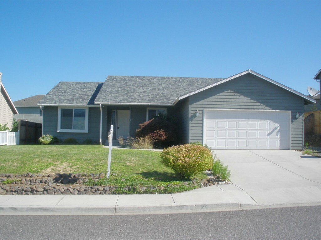 Property Photo:  1925 Bluegrass Ave  WA 98802 