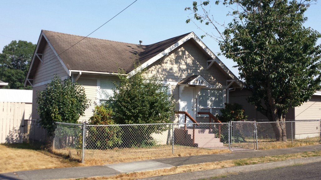 Property Photo:  206 O St NE  WA 98002 