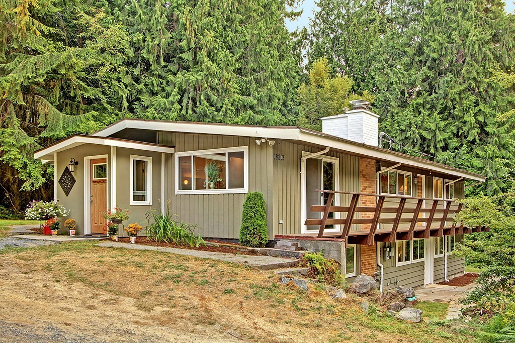 Property Photo:  18613 Larch Way  WA 98037 