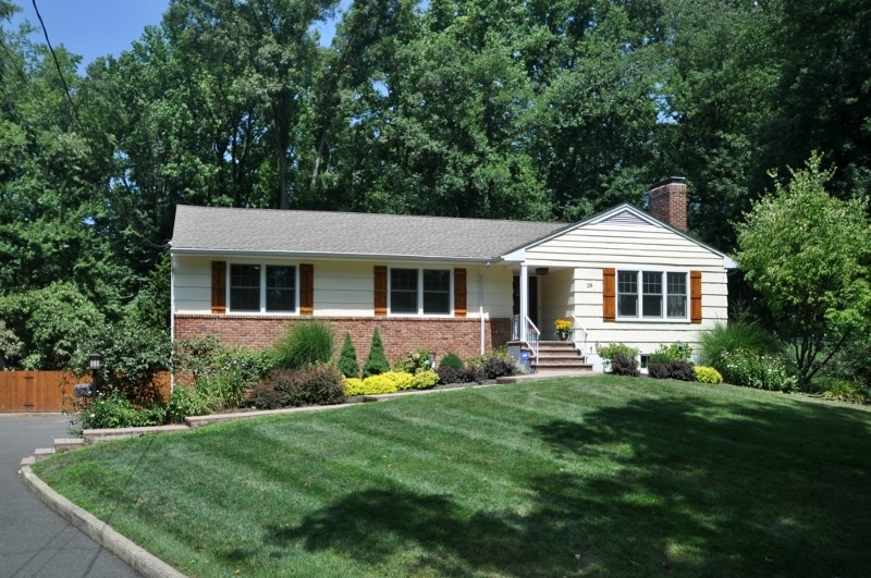 Property Photo:  19 Plymouth Rd  NJ 07090 