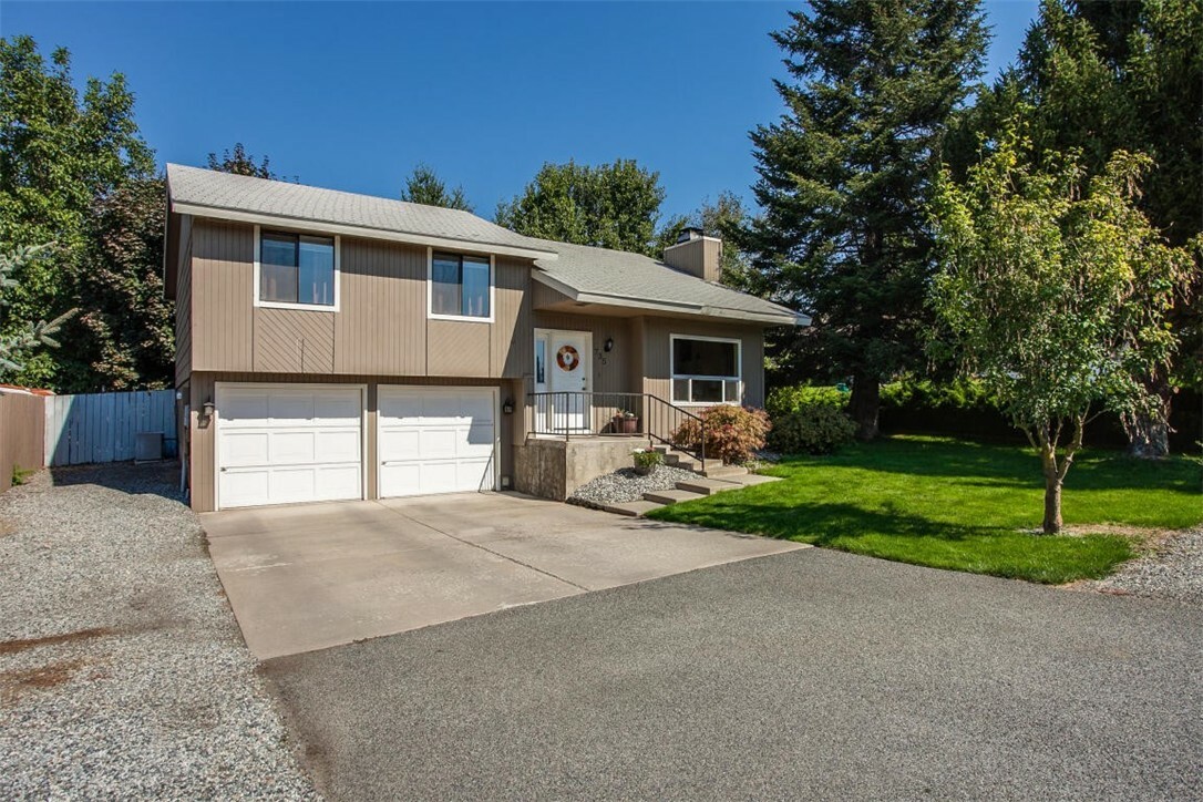 Property Photo:  735 NE 11th St  WA 98802 