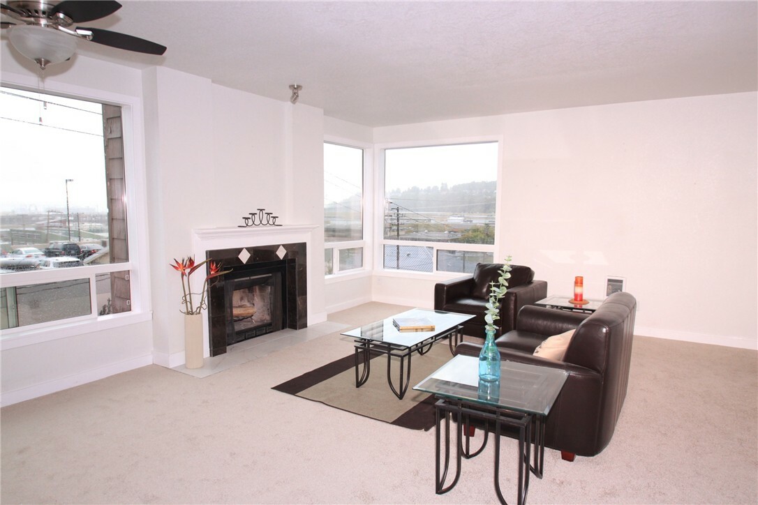 Property Photo:  1404 W Boston St 301  WA 98119 