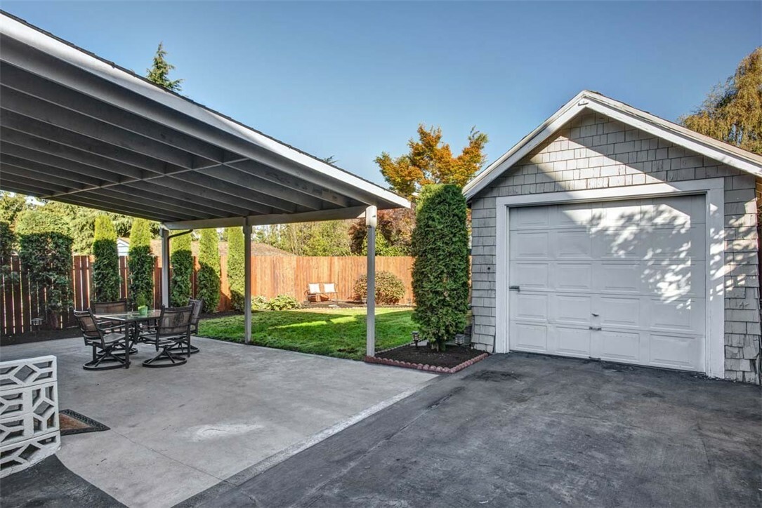 Property Photo:  1710 N 50th St  WA 98103 