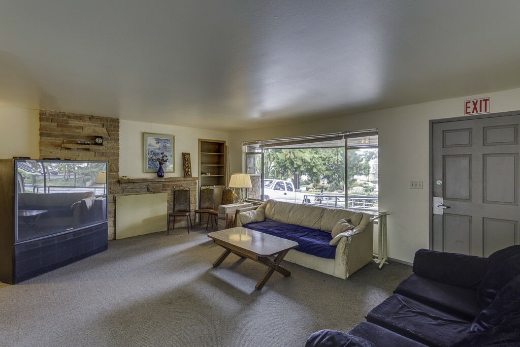 Property Photo: 7106 196th St SW WA 98036
