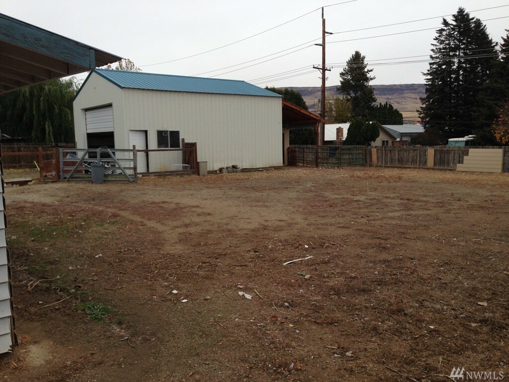 Property Photo:  2484 1st St NE  WA 98802 