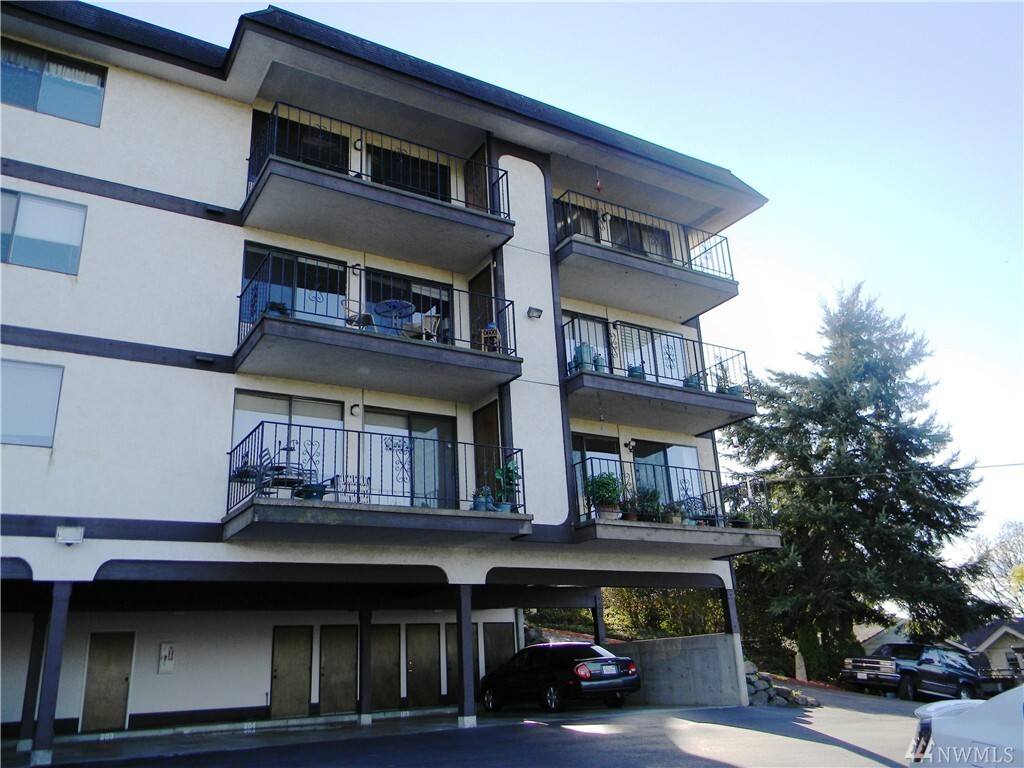 Property Photo: 317 Kennebeck Avenue S 302 WA 98030