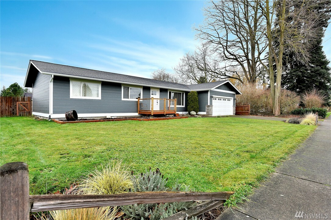 Property Photo:  807 Nooksack Ave  WA 98276 