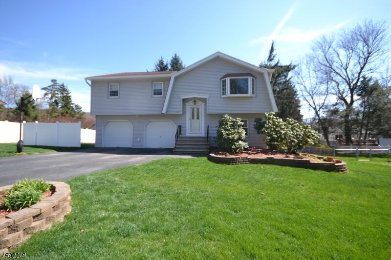 Property Photo:  11 Applegate Ct  NJ 07480 