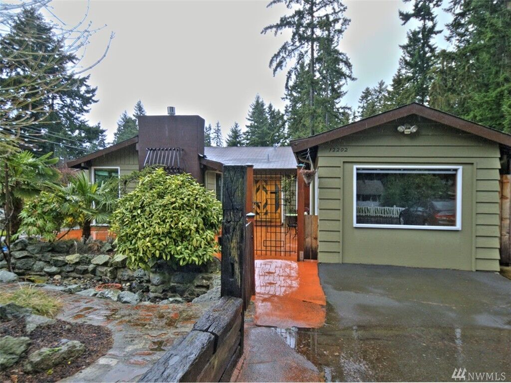 Property Photo: 12202 NE 62nd St WA 98033