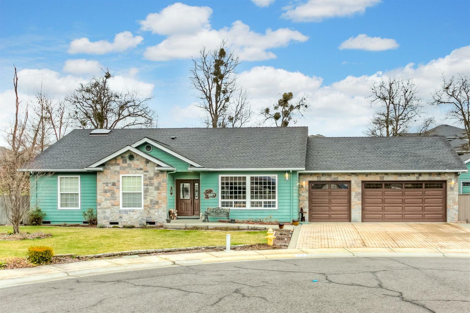 Property Photo: 214 Orchardview Circle OR 97502