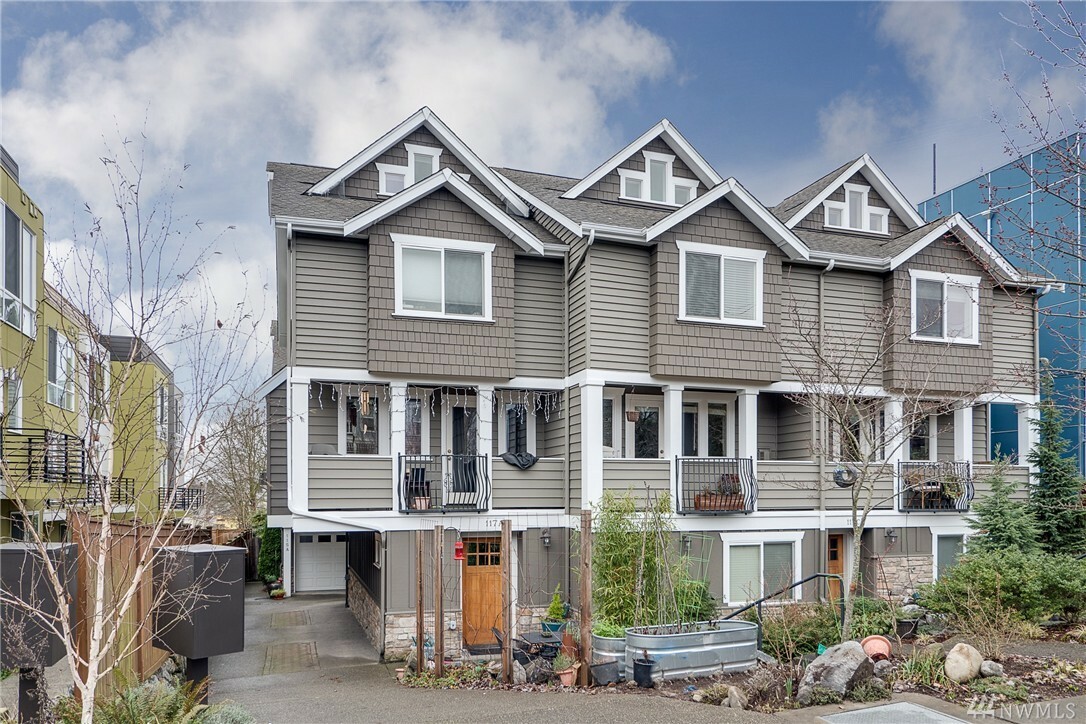 Property Photo:  115 17th Ave B  WA 98122 