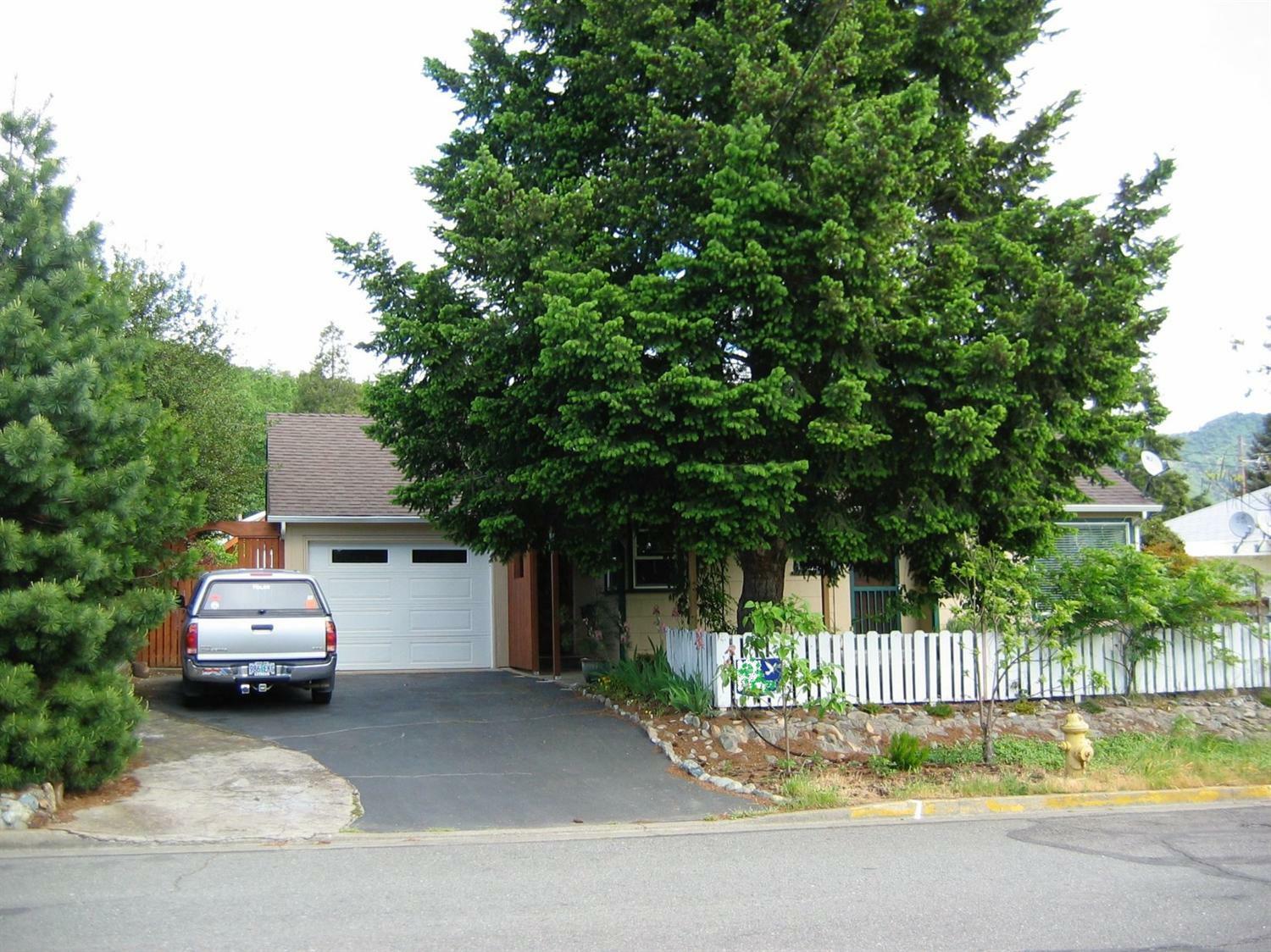Property Photo:  1100 Northwest Bellevue Place  OR 97526 