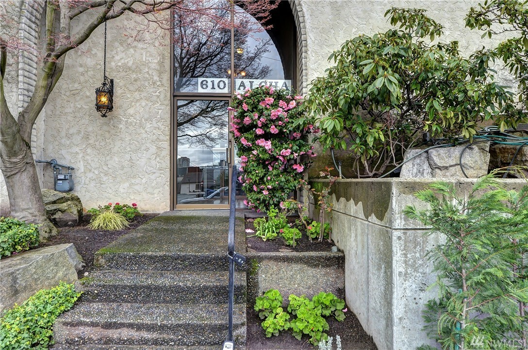 Property Photo:  610 Aloha St 302  WA 98109 