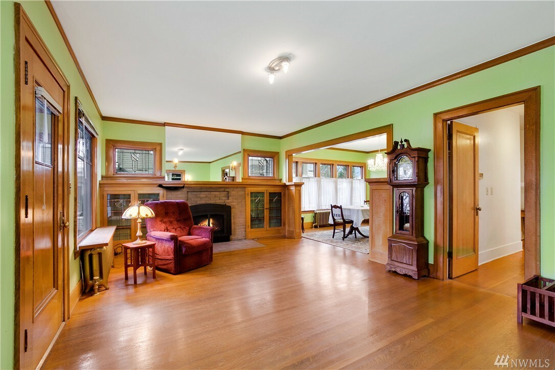 Property Photo: 4553 Thackeray Place NE WA 98105