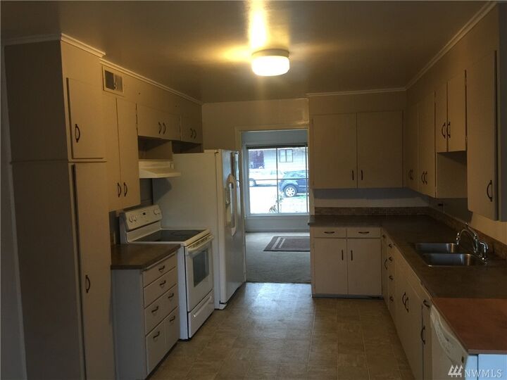 Property Photo:  423 Pioneer Dr  WA 98801