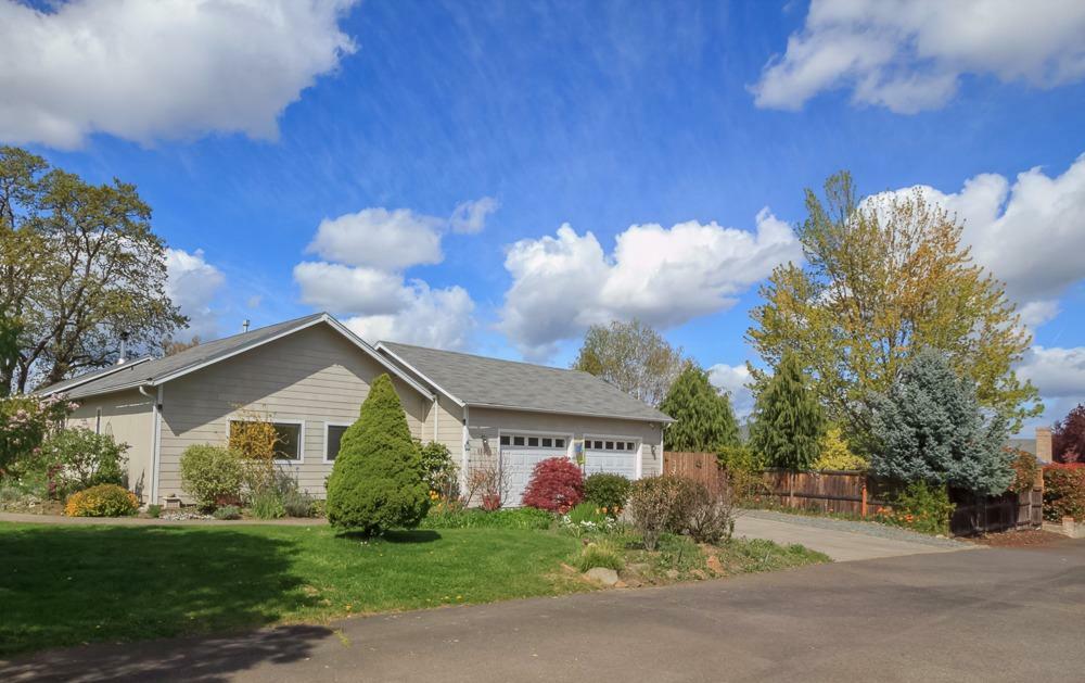 Property Photo: 1836 Garden Drive OR 97504