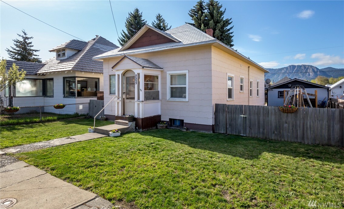 Property Photo:  205 W Second St  WA 98922 