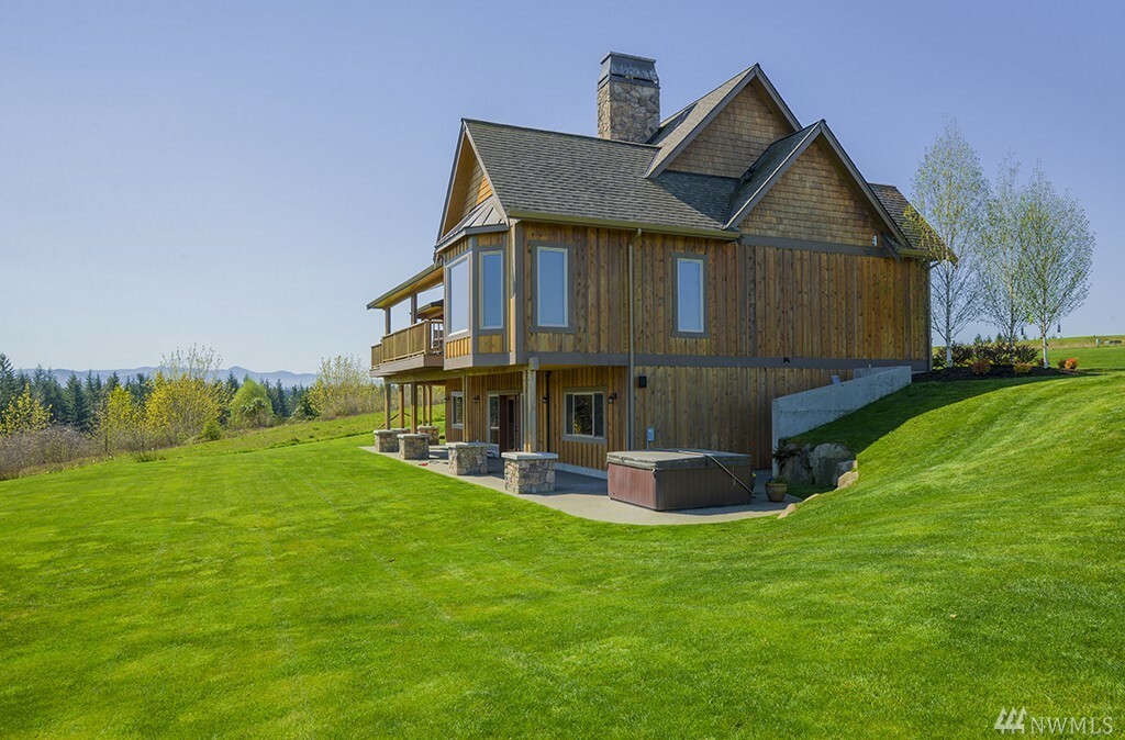 Property Photo:  2718 Cascade Dr E  WA 98580 