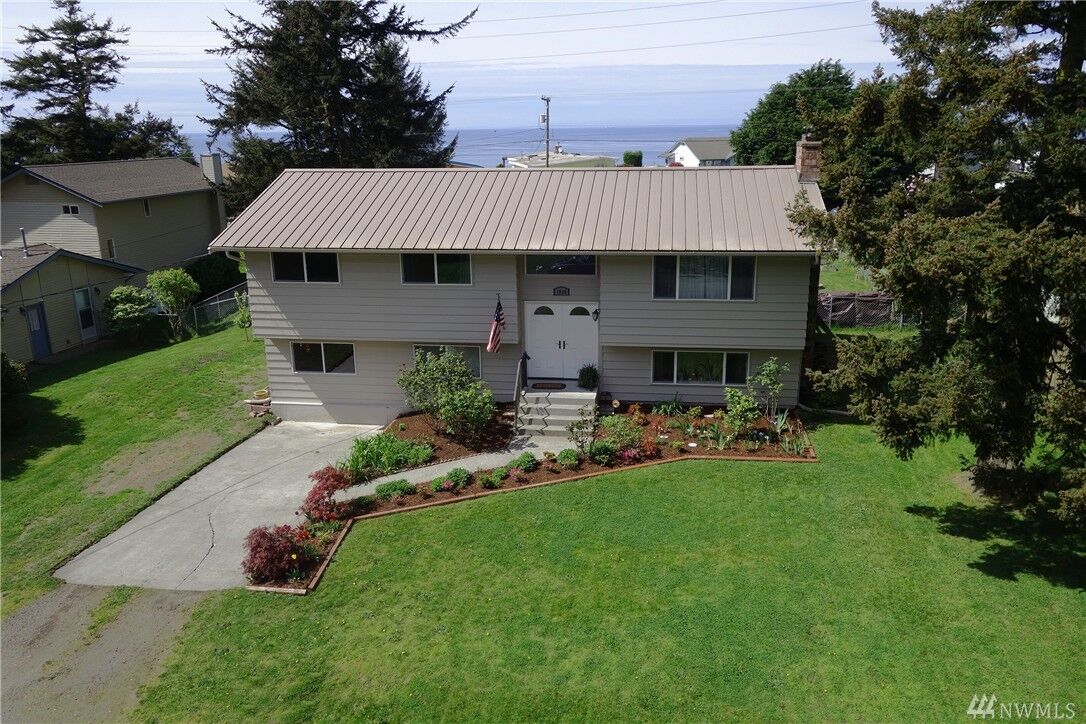 Property Photo:  1919 Island View Rd  WA 98277 