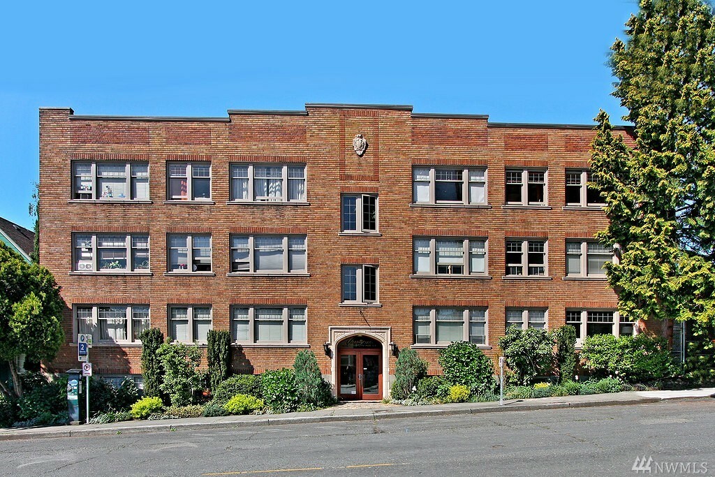 Property Photo: 4235 Brooklyn Ave NE 205 WA 98105