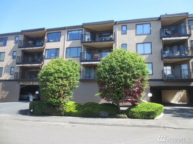 Property Photo: 1071 4th Ave S 204 WA 98020