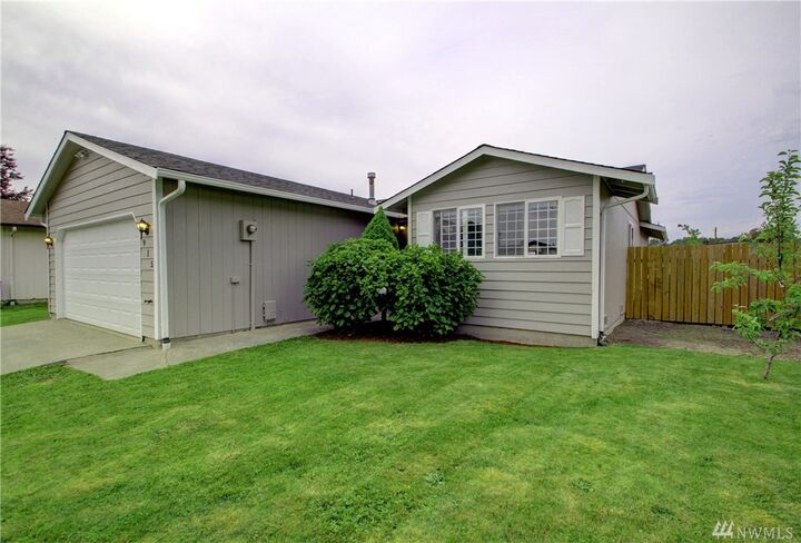 Property Photo: 915 Vera Ct WA 98273