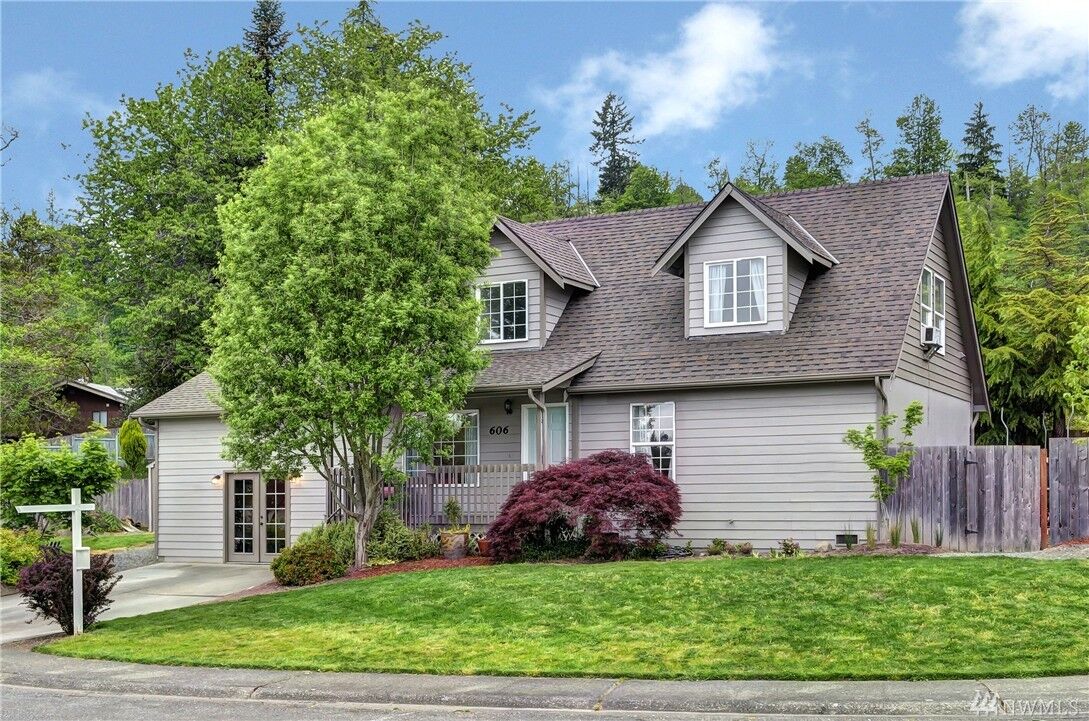 Property Photo:  606 9th Place  WA 98294 