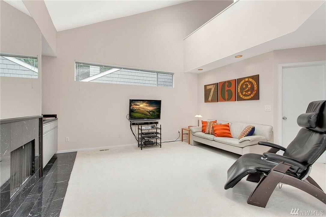 Property Photo: 625 Bellevue Wy SE WA 98004