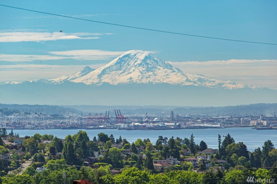 Property Photo:  3803 W Dravus St  WA 98199 