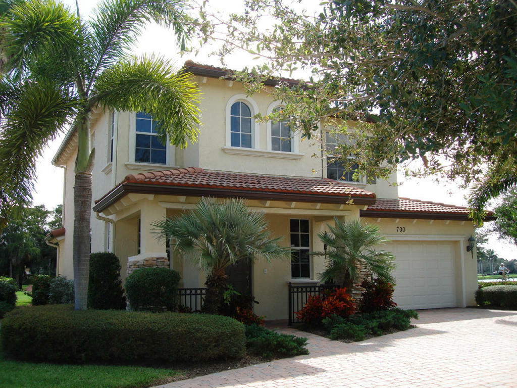 Property Photo:  700 Duchess Court  FL 33410 