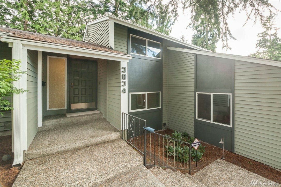 Property Photo: 3034 Scenic Dr SE WA 98092