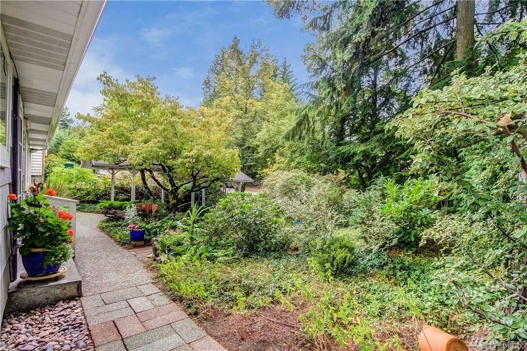 Property Photo: 10320 Roosevelt Wy NE WA 98125