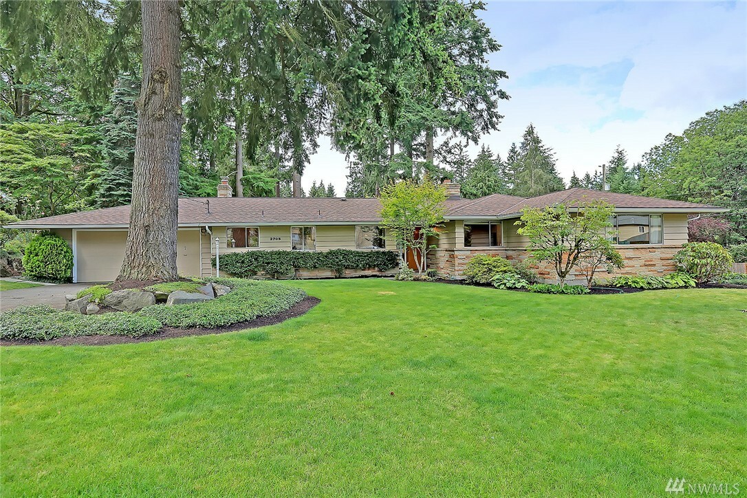 Property Photo: 3705 NE 189th Place WA 98155