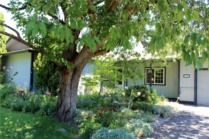 Property Photo:  500 N Mt Stuart Ave  WA 98926 