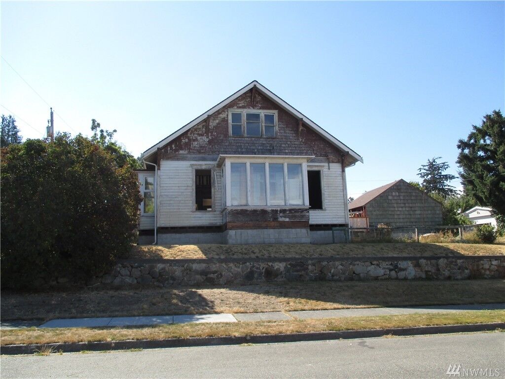 Property Photo:  1402 18th St  WA 98221 