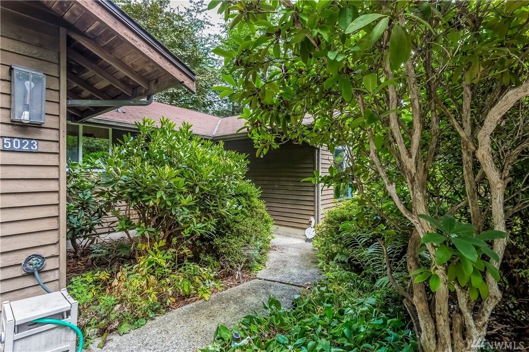 Property Photo:  5023 W Lake Sammamish Parkway NE  WA 98052 