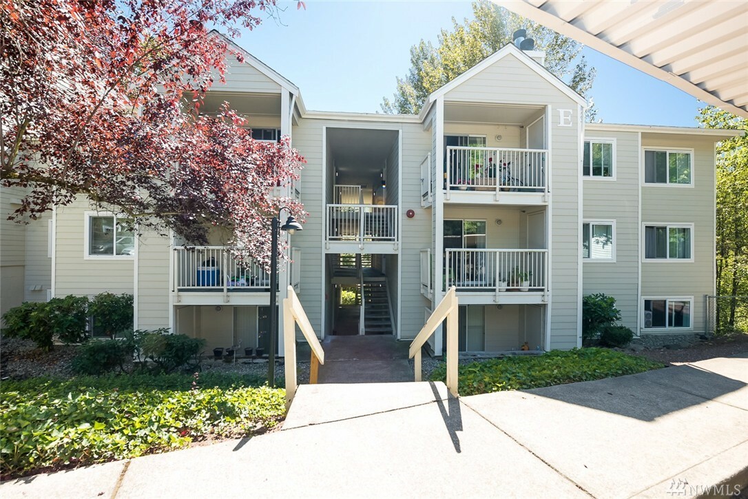 Property Photo:  975 Aberdeen Ave NE E207  WA 98056 