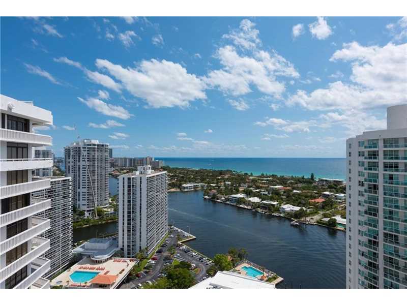 Property Photo: 20281 E Country Club Dr Tw14 FL 33180