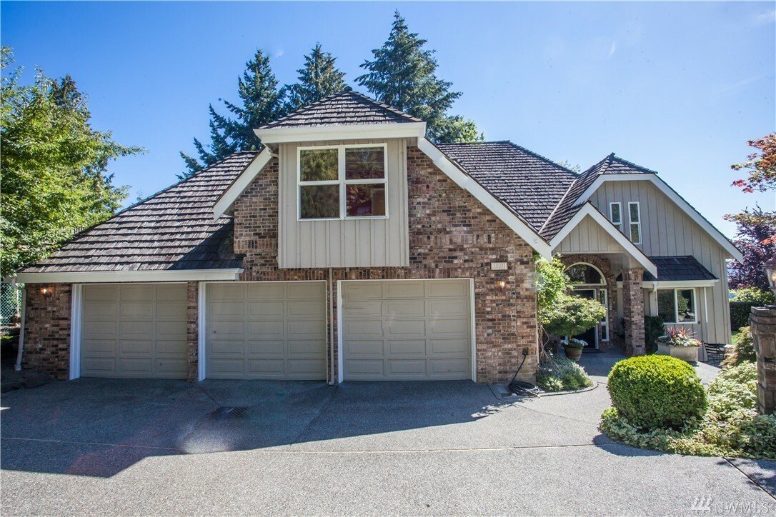 Property Photo: 18500 53rd Ave NE WA 98155