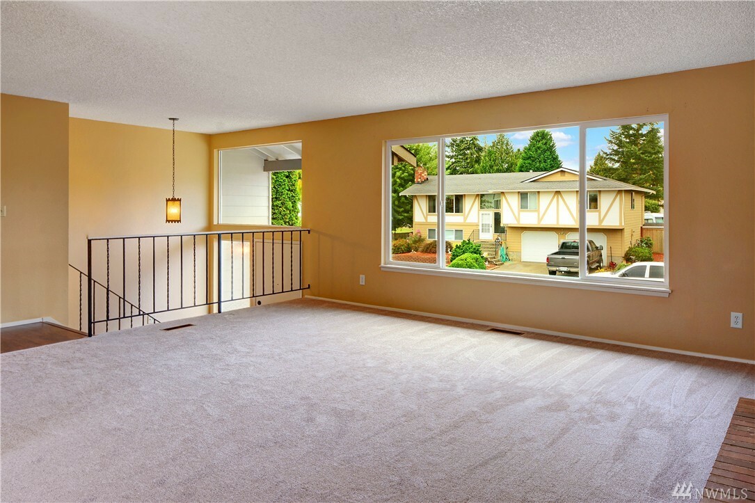 Property Photo:  2102 Whitman Ave NE  WA 98059 