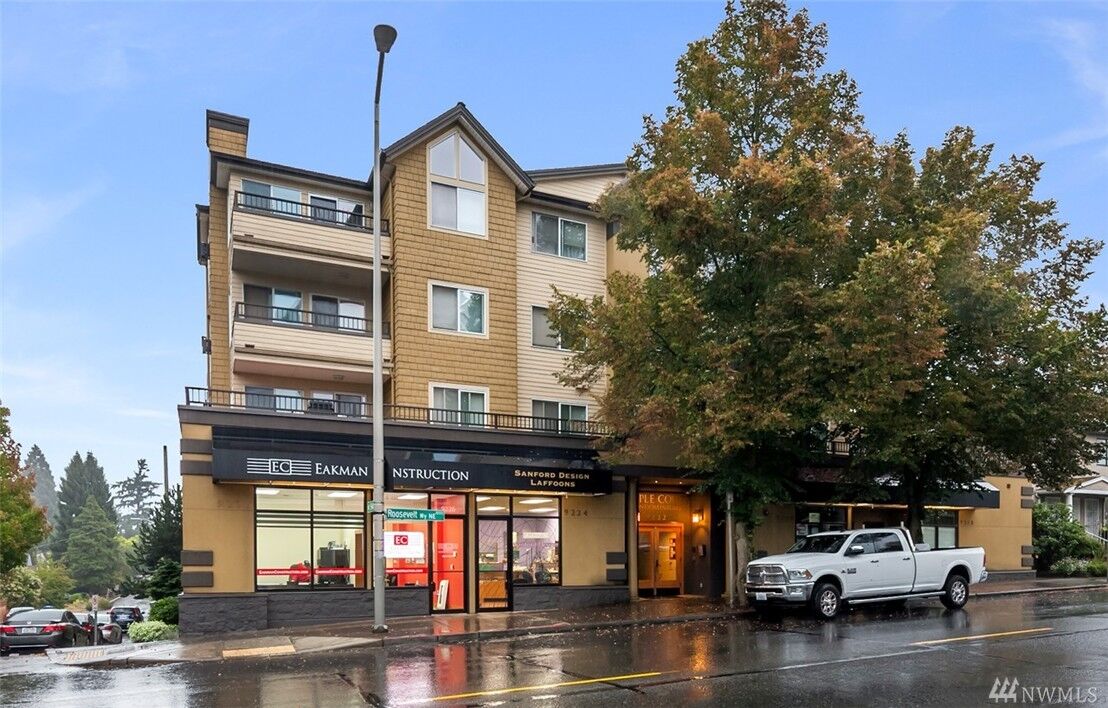 Property Photo: 9222 Roosevelt Wy NE 205 WA 98115