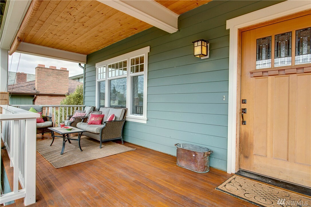 Property Photo: 10028 62nd Ave S WA 98178