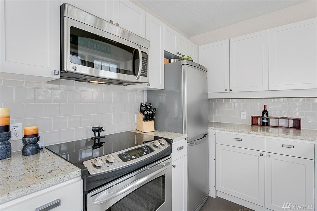 Property Photo:  124 Warren Ave N 211  WA 98109 