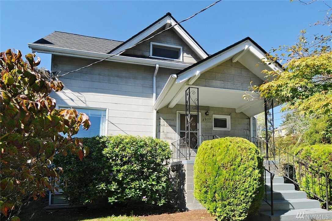 Property Photo: 3911 4th Ave NE WA 98105